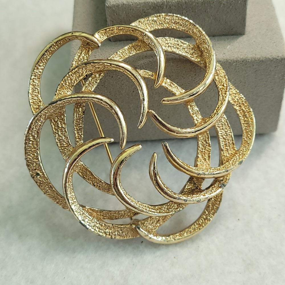 Vintage Gold Tone Abstract Swirl Brooch Interlocking Crescent Circle Statement
